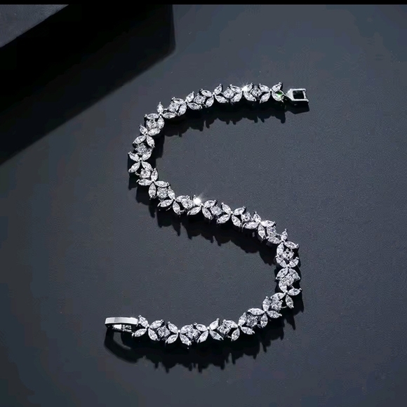 Jewelry - Elegant Silver Floral Bracelet